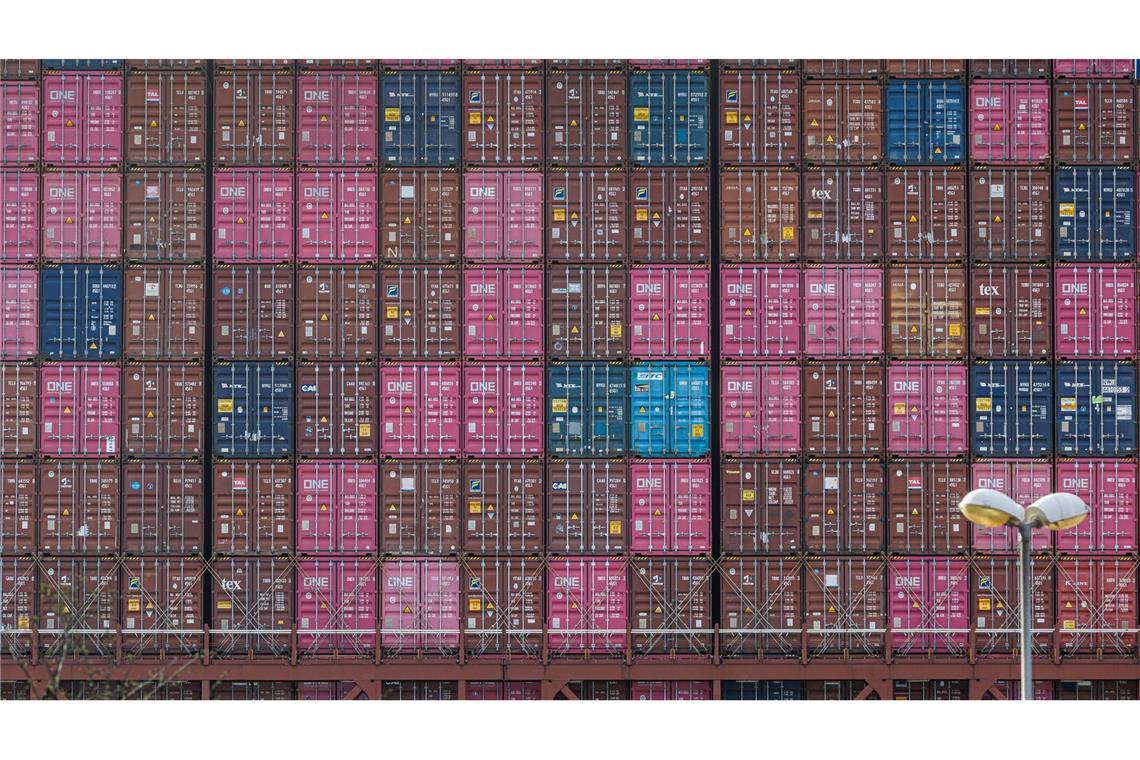 Auf die größten Schiffe passen rechnerisch mehr als 24.000 Standardcontainer. (Archivbild)
