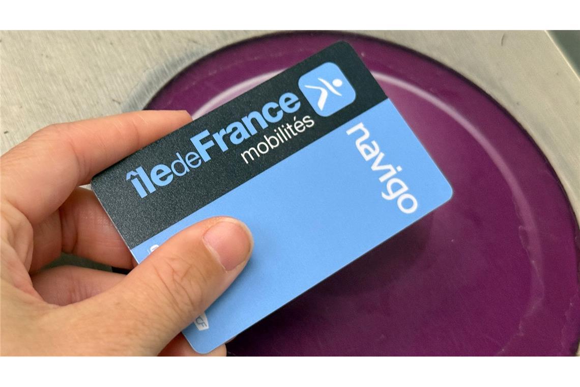 Auf die Navigo-Karten in Paris lassen sich verschiedene Fahrkartentypen herunterladen (Archivbild).