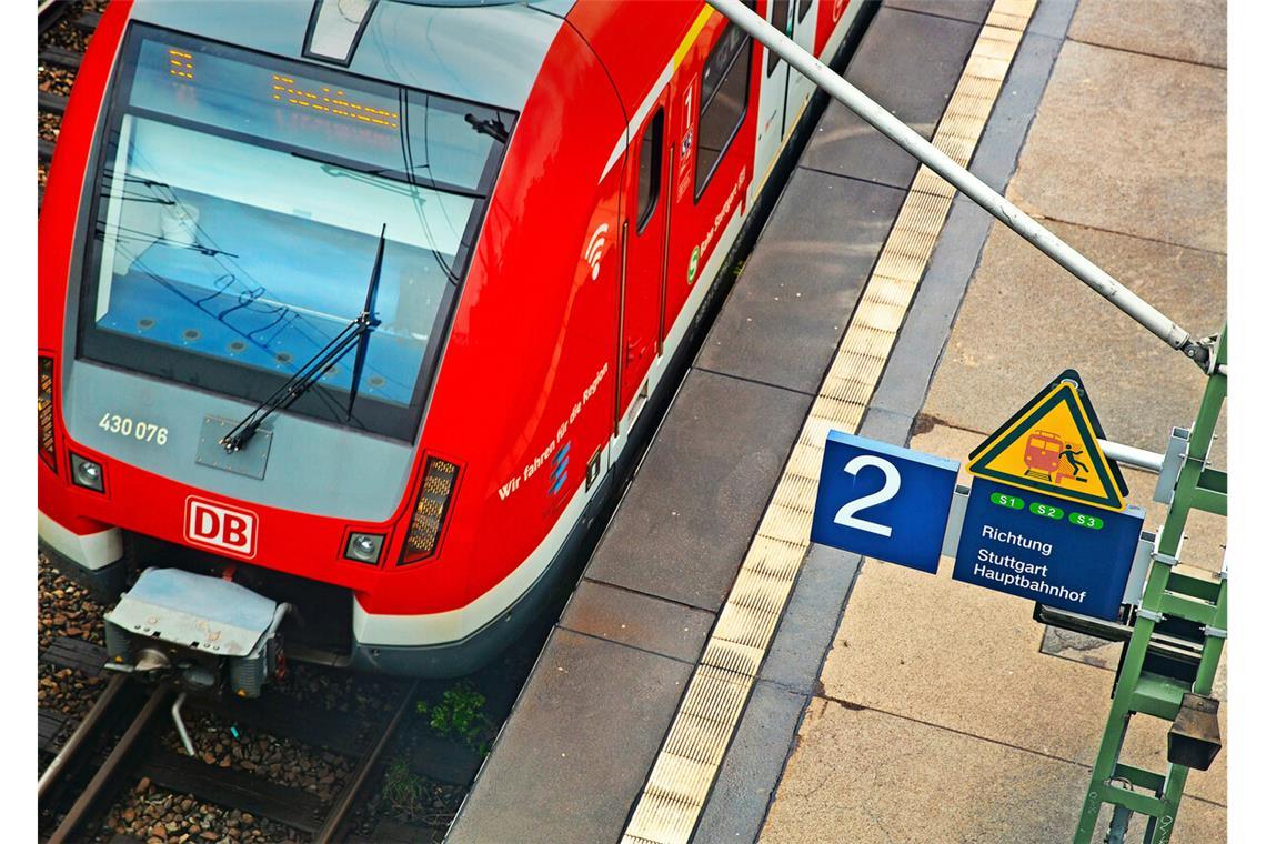 Enger Zeitplan für die S-Bahn bei Stuttgart 21 Auf die S-Bahnfahrgäste in Stuttgart kommen bis zur Inbetriebnahme von Stuttgart 21 noch einige Sperrungen zu.Auf die S-Bahnfahrgäste in Stuttgart kommen bis zur Inbetriebnahme von Stuttgart 21 noch einige Sperrungen zu.