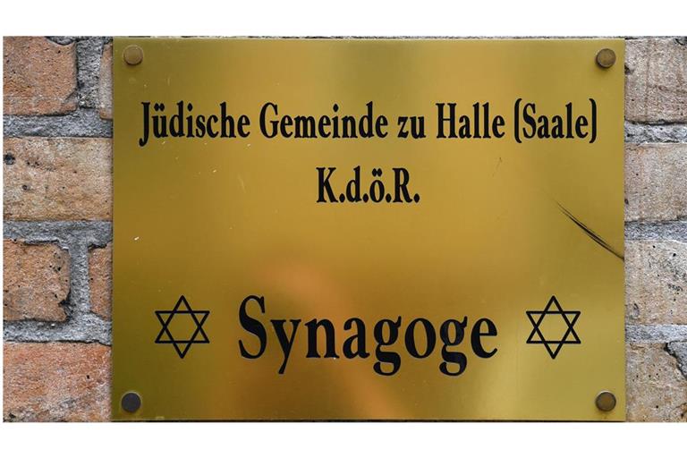 Auf die Synagoge in Halle wurde bereits 2019 ein rechtsextremistisch motivierter Anschlag verübt. (Archivbild)
