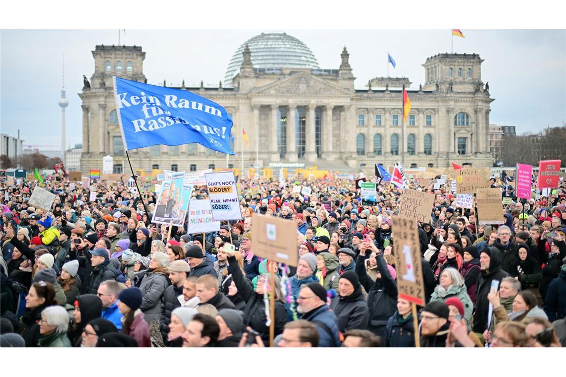 Warum tut sich in Umfragen so wenig? Auf die Wahlumfragen hatten die erregten Debatten im Bundestag und die folgenden Proteste laut Forschern keinen Einfluss.