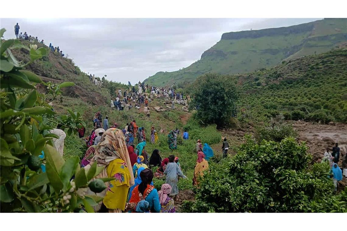 Bilder des Tages Auf diesem Foto der Sudanesischen Befreiungsbewegung/Armee versammeln sich Menschen an der Stelle eines Erdrutsches vom 31. August, der das Dorf Tarasin in den Marrah-Bergen in Zentral-Darfur zerstört hat.