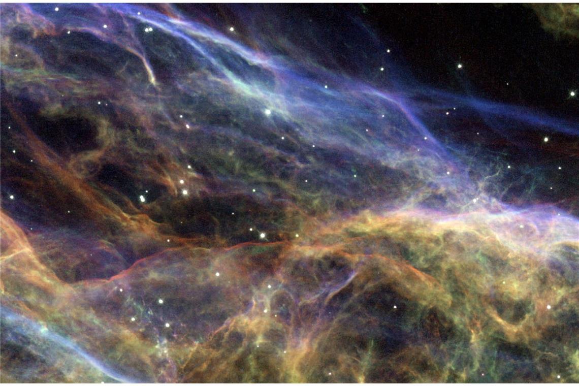 Auf diesem Foto des Hubble-Weltraumteleskops sind Überreste einer Sternenexplosion in der Milchstraße zu erkennen. Die Aufnahme zeigt ein Ausschnitt des Veil Nebels im Sternbild Schwan.
