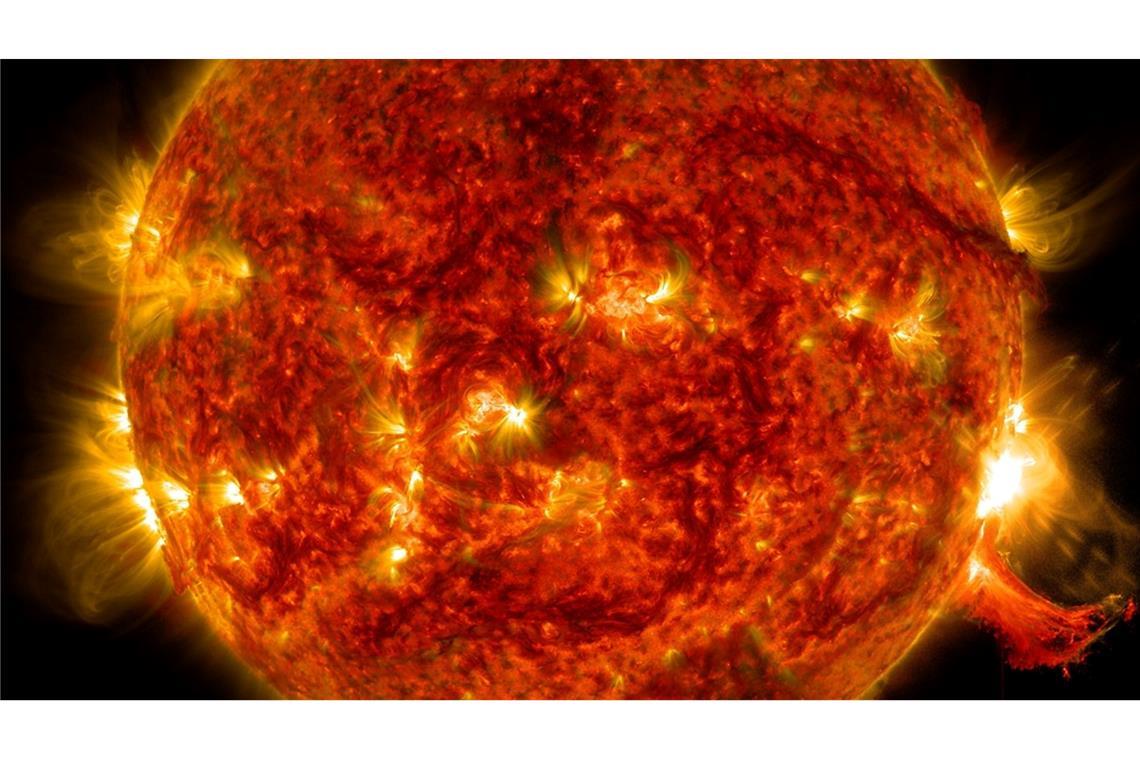 Wenn es auf der Sonne kracht Auf diesem Foto ist rechts eine kleinere Sonneneruption zu sehen. Viel größere sind möglich. (Archivbild)