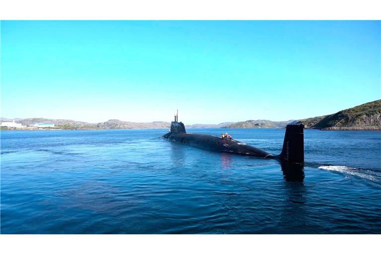 Auf diesem Foto  sticht ein russisches Atom-U-Boot während gemeinsamer Militärübungen zwischen Russland und Weißrussland in See (Archivbild).