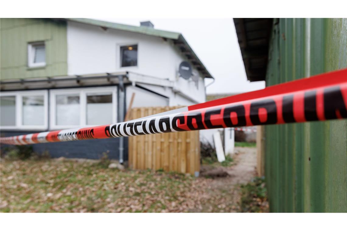 Einsatzkräfte finden im Garten verscharrte Kinderleiche Auf diesem Grundstück in Gnutz in Schleswigholstein wurde das tote Kind gefunden.