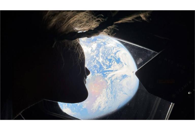 Auf diesem undatierten Foto, das von der Nasa zur Verfügung gestellt wurde, blickt Kommandant Reid Wiseman während der Artemis-II-Mission auf dem Weg zum Mond aus einem Fenster an Bord des Orion-Raumschiffs Integrity auf die Erde.