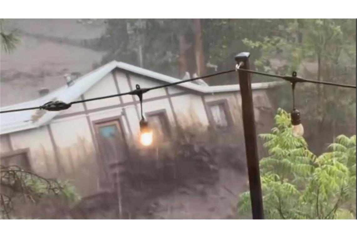 Fluten auch in New Mexico - ganzes Haus mitgerissen Auf diesem Videostandbild wird ein Haus von einer Sturzflut in Ruidoso, New Mexico, mitgerissen.