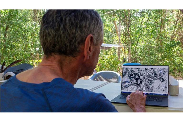 Auf diesem vom mexikanischen Institut INAH zur Verfügung gestellten Bild beobachtet ein Archäologe Bilder der neu entdeckten Maya-Stätte Minanbe nördlich der Biosphäre von Calakmul.