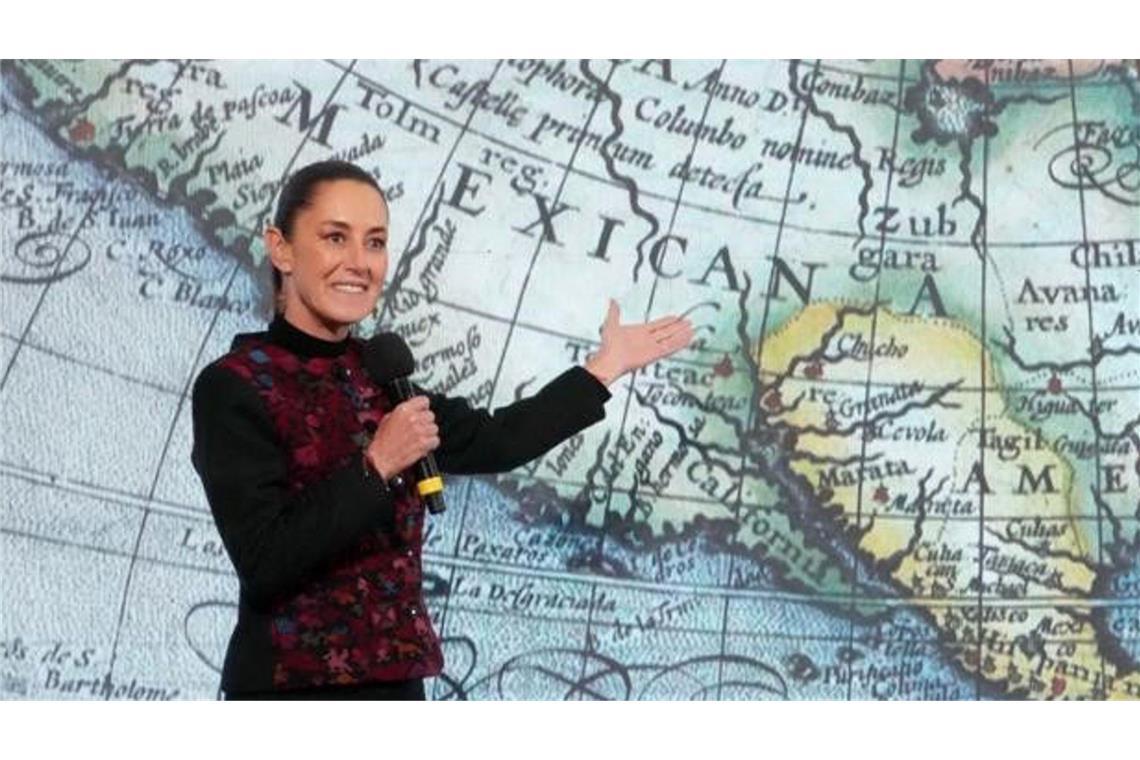 Mexiko erwägt Klage gegen Google wegen „Golf von Amerika“ Auf diesem vom mexikanischen Präsidentenamt zur Verfügung gestellten Bild zeigt Claudia Sheinbaum, Präsidentin von Mexiko, auf eine Landkarte mit der Überschrift „America Mexicana“ (Archivfoto).