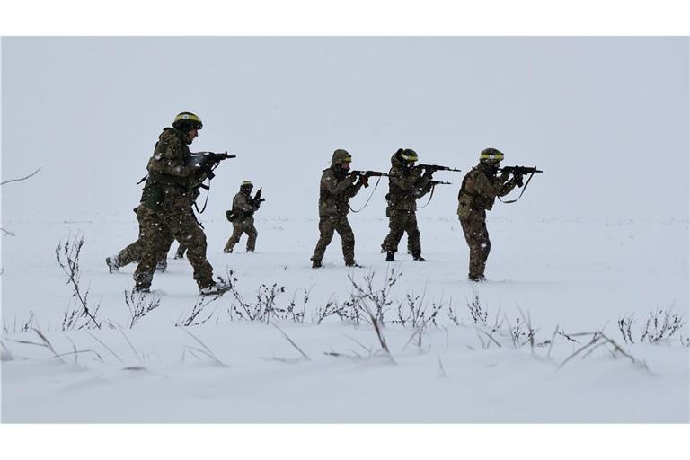 Auf diesem vom Pressedienst der 65. Mechanisierten Brigade der Ukraine zur Verfügung gestellten Foto nehmen Rekruten an Übungen auf einem Übungsgelände in der Region Saporischschja teil.