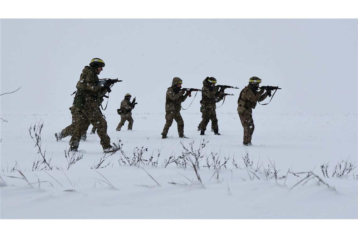Auf diesem vom Pressedienst der 65. Mechanisierten Brigade der Ukraine zur Verfügung gestellten Foto nehmen Rekruten an Übungen auf einem Übungsgelände in der Region Saporischschja teil.