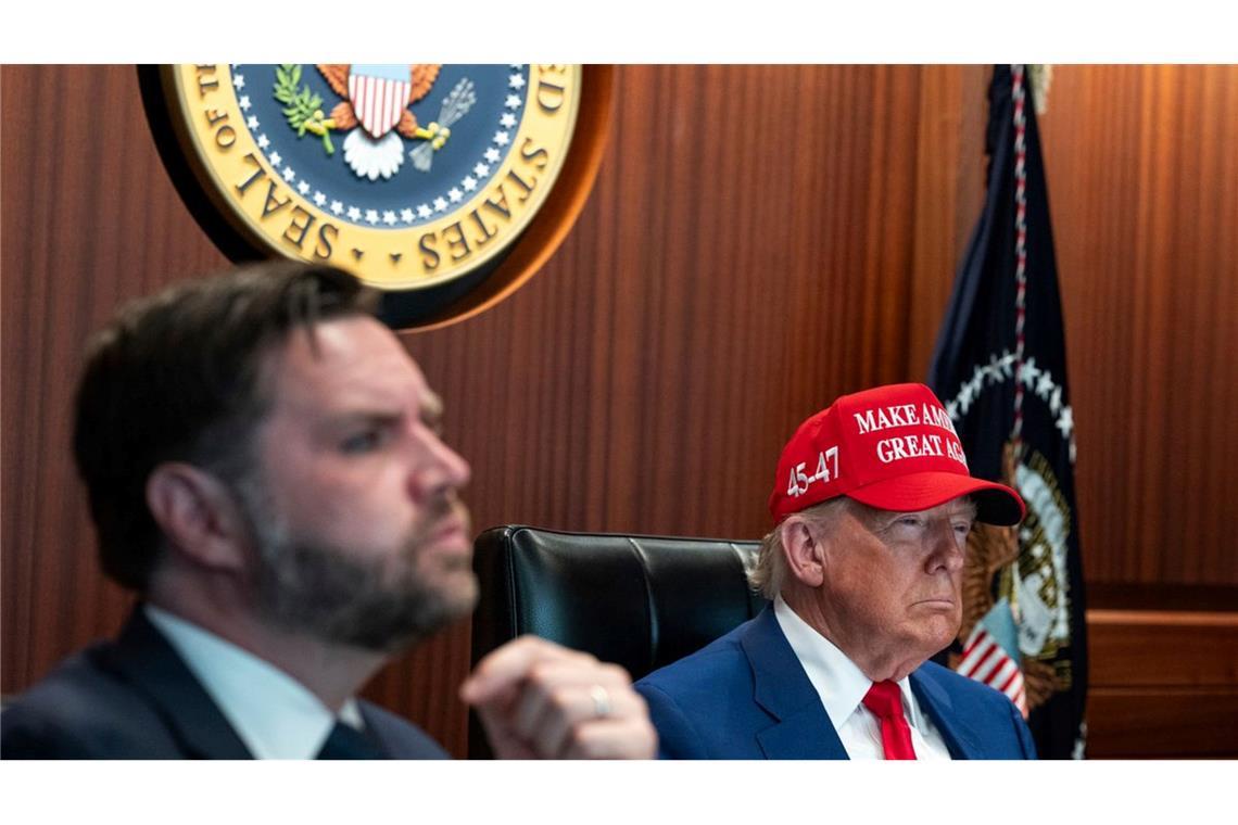 Bilder des Tages Auf diesem vom Weißen Haus zur Verfügung gestellten Bild sitzen US-Präsident Donald Trump, rechts, und US-Vizepräsident JD Vance im Situation Room im Weißen Haus in Washington.