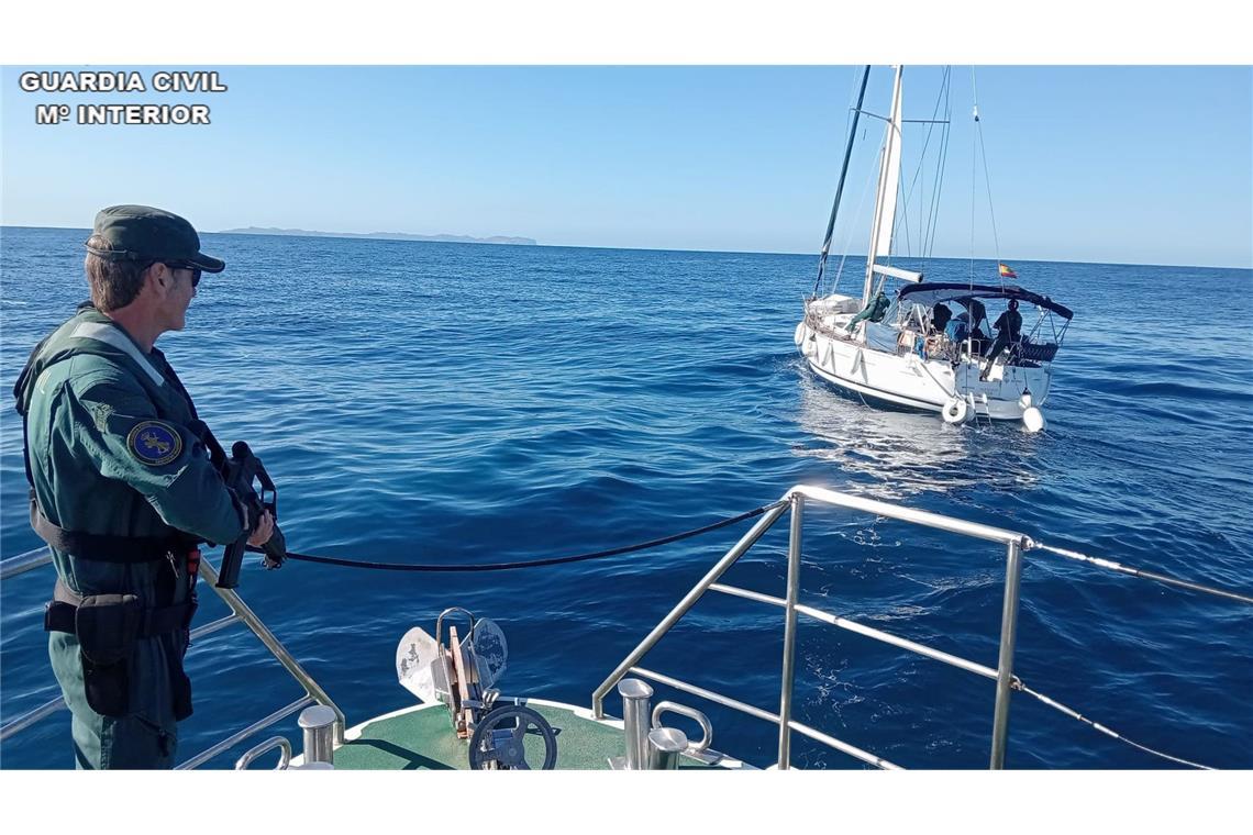 Obdachlose stehlen Jacht und geraten in Seenot Auf diesem von der Guardia Civil zur Verfügung gestellten Bild ist eine Segeljacht zu sehen, die von Obdachlosen gestohlen worden war und von der Wasserschutzpolizei gefunden wurde.