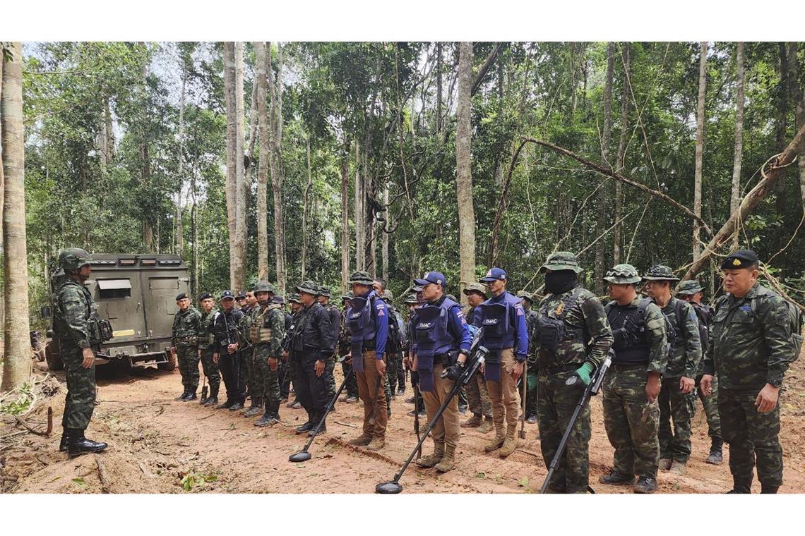 Grenzkonflikt zwischen Thailand und Kambodscha eskaliert Auf diesem von der Königlich Thailändischen Armee veröffentlichten Foto inspizieren thailändische Soldaten ein Grenzgebiet in der Provinz Ubon Ratchathani.