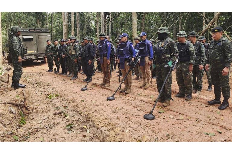Auf diesem von der Königlich Thailändischen Armee veröffentlichten Foto inspizieren thailändische Soldaten ein Grenzgebiet in der Provinz Ubon Ratchathani.
