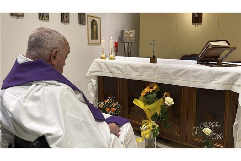 Auf diesem von der Presseabteilung des Vatikans via AP veröffentlichten Bild zelebriert Papst Franziskus eine Messe in der Kapelle der Poliklinik Agostino Gemelli in Rom.
