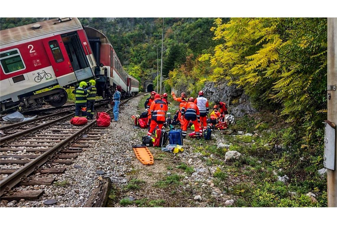 Auf diesem von der slowakischen Polizei veröffentlichten Foto behandeln Rettungskräfte verletzte Fahrgäste nach dem Zugunglück.