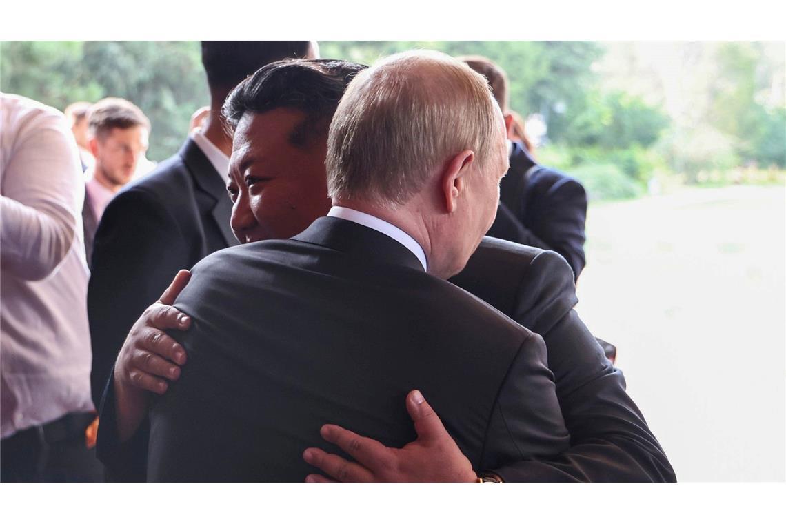 Bilder des Tages Auf diesem von der staatlichen russischen Nachrichtenagentur Sputnik via AP veröffentlichten Foto umarmen sich der russische Präsident Wladimir Putin (vorn) und der nordkoreanische Machthaber Kim Jong Un nach ihrem Treffen im Staatlichen Gästehaus Diaoyutai in Peking.