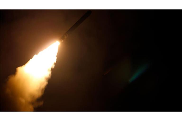 Auf diesem von der US-Marine zur Verfügung gestellten Bild feuert der Lenkwaffenzerstörer USS Laboon (DDG 58) im Rahmen der militärischen Reaktion auf den Einsatz von Chemiewaffen in Syrien am 7. April einen Tomahawk-Marschflugkörper ab.