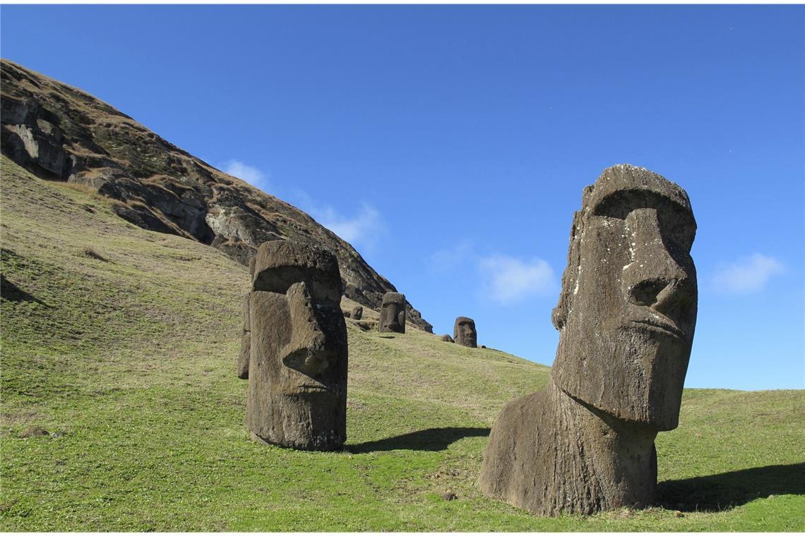 Auf einem auf den Osterinseln stehen In Stein geschlagene Köpfe, „Moais“.