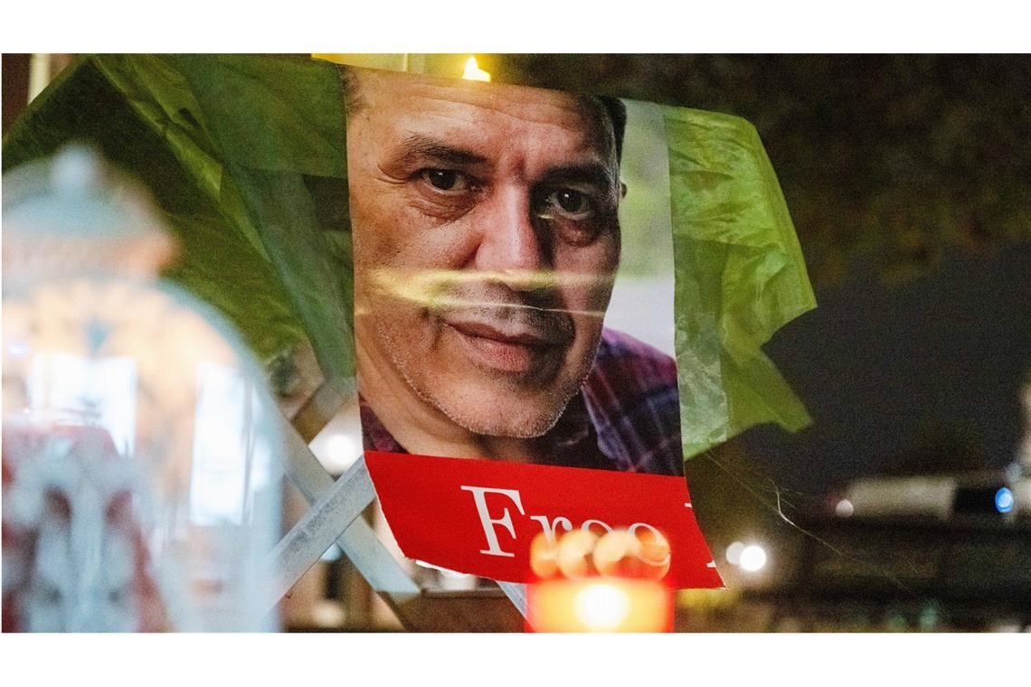 Iran: Leichnam von Deutsch-Iraner Djamshid Sharmahd überstellt Auf einem Foto bei einer Kundgebung vor dem Auswärtigen Amt ist der Deutsch-Iraner Djamshid Sharmahd zu sehen (Archivbild).