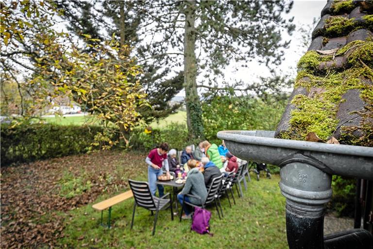 Auf einem Gartenstückle bei Rettersburg verbringen die Demenzkranken einen gemütlichen Nachmittag. Fotos: Alexander Becher 
