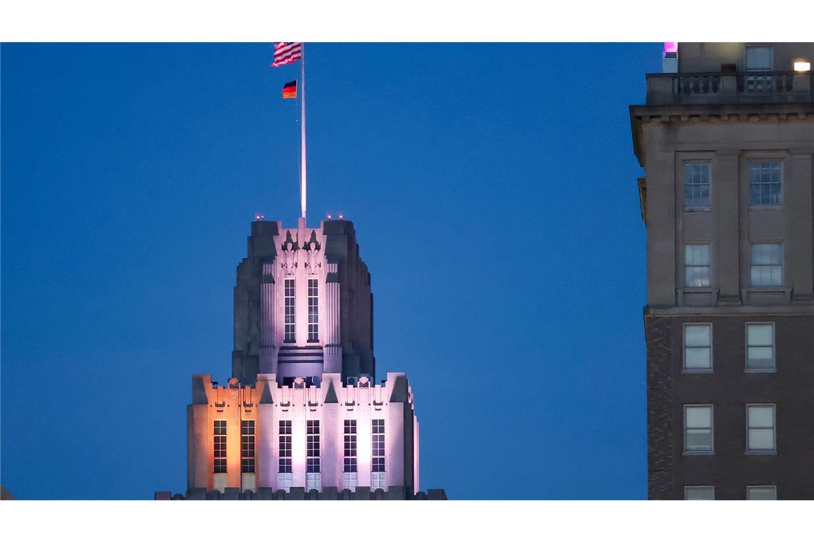 Auf einem Hochhaus in Winston-Salem weht unter der US-Fahne eine deutsche Fahne.