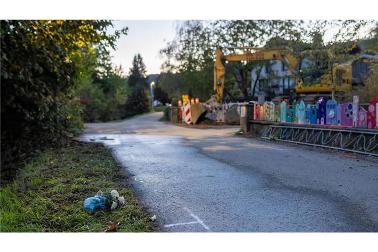 Auf einem kleinen Weg in Hausen im Wiesental werden eine 62-jährige Großmutter und ihr einjähriges Enkelkind von einem Lkw überrollt. Der Lastwagen fuhr rückwärts. Die Oma und das Kleinkind waren sofort tot.