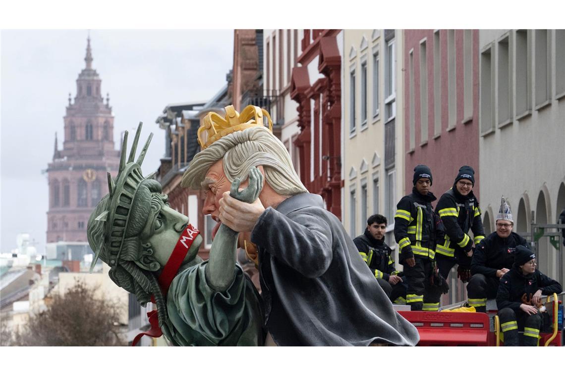 Auf einem Mainzer Motivwagen bedrängte US-Präsident Trump die Freiheitsstatue.