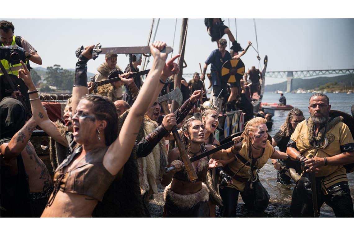 Bilder des Tages Auf einem nachgebauten Wikingerschiff landen die "Wikinger" am Ufer im spanischen Catoira. Beim traditionellen Wikingerfest "Romería Vikinga" stellen die Einwohner den Überfall der Wikinger auf ihre Stadt nach.
