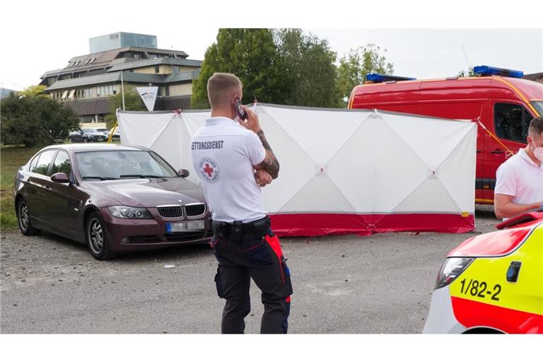 Auf einem Parkplatz unweit des Mössinger Rathauses wurde ein tote Person in einem Auto entdeckt.