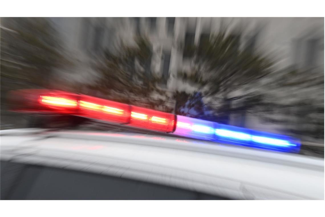 13-Jährige töten Gleichaltrigen in China - Lebenslange Haft Auf einem Polizeiwagen blinkt ein Blaulicht. Im Süden der chinesischen Provinz Hebei hat ein Gericht einen 13-Jährigen wegen vorsätzlicher Tötung zu lebenslanger Haft verurteilt (Symbolfoto).