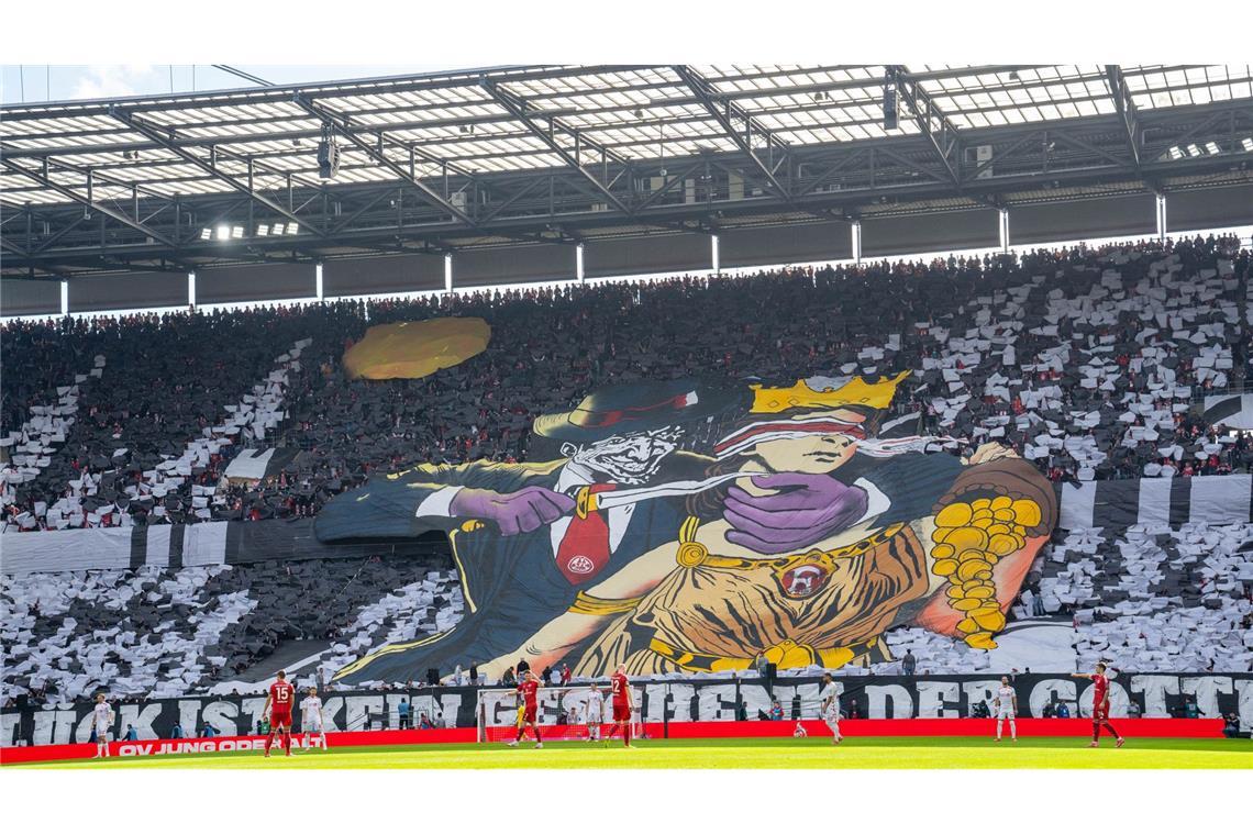 „Skandal“: NRW-Innenminister Reul kritisiert Derby-Choreo Auf einem riesigen Bild war ein Mann mit FC-Krawatte zu sehen, der ein Messer an die Kehle von Glücksgöttin Fortuna hielt.
