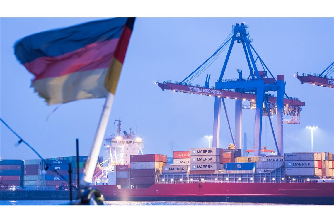 Mehr Schiffe sollen unter deutscher Flagge fahren Auf einem Schiff im Hamburger Hafen weht die deutsche Flagge. (Archivbild)