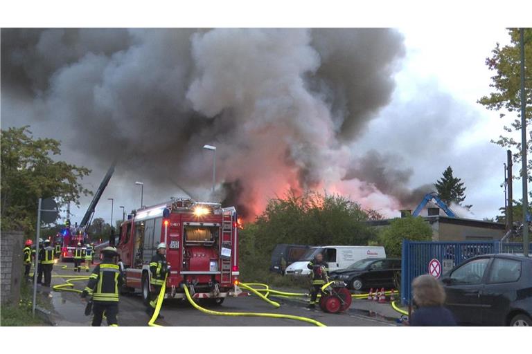 Auf einem Schrottplatz in Ludwigshafen brach das Feuer aus.