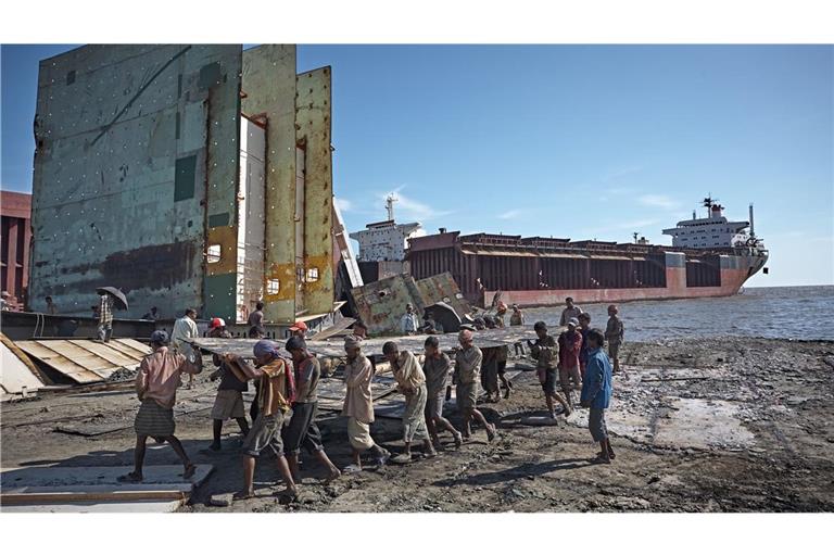 Auf einem sieben  Kilometer langen Strandabschnitt bei Faujdarhat etwa 15 Kilometer nordwestlich von Chittagong in Bangladesch  befinden sich eine der größten Abwrackwerften weltweit.