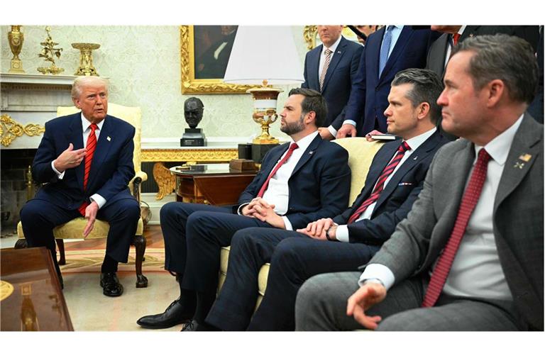 Auf einem Sofa sitzend verfolgen Sicherheitsberater Mike Waltz (v. re.) , Verteidigungsminister Pete Hegseth und Vizepräsident J.D. Vance dem US-Präsidenten Donald Trump bei einem Pressetermin im Oval Office des Weißen Hauses.