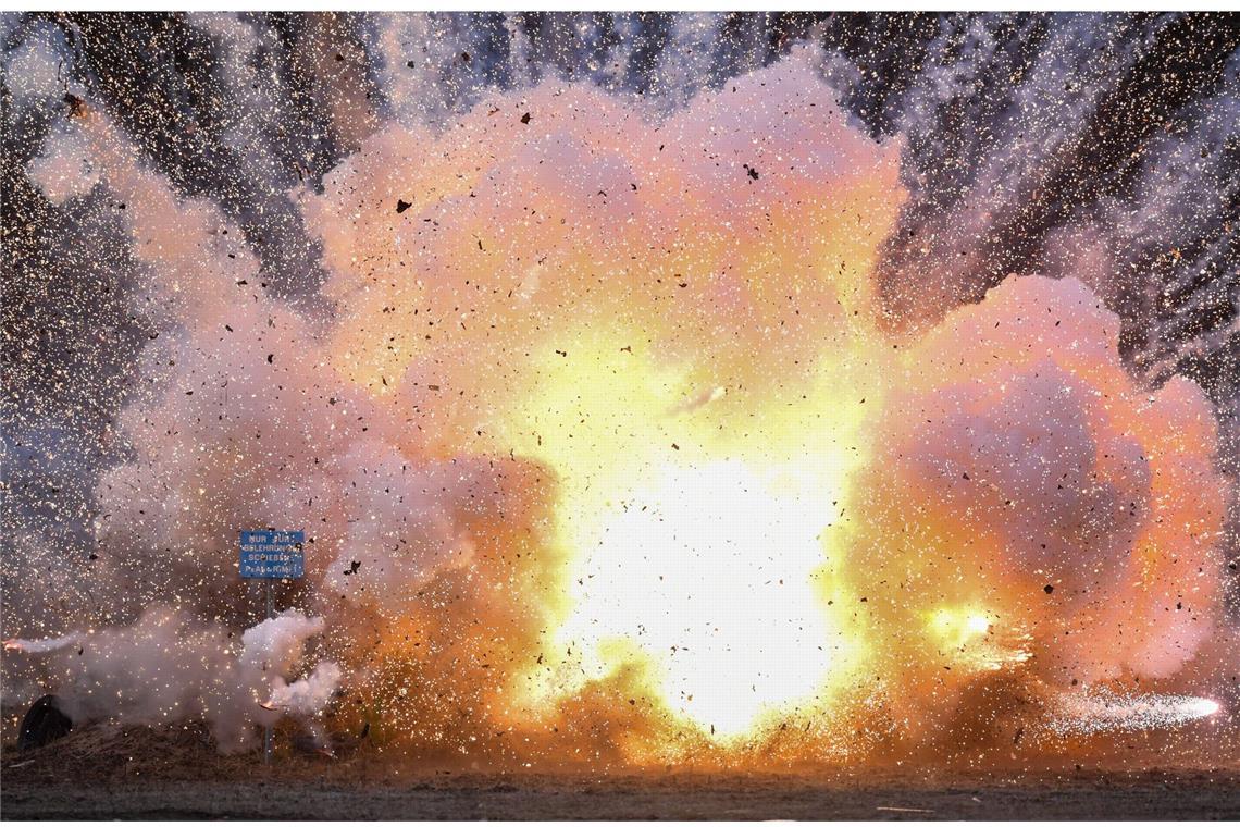 Lebensgefährliche Silvesterkracher Auf einem Sprengplatz wird von Experten der Bundesanstalt für Materialforschung ein Karton voller Pyrotechnik aus dem Ausland kontrolliert gesprengt.