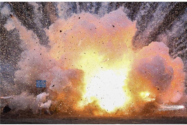 Auf einem Sprengplatz wird von Experten der Bundesanstalt für Materialforschung ein Karton voller Pyrotechnik aus dem Ausland kontrolliert gesprengt.