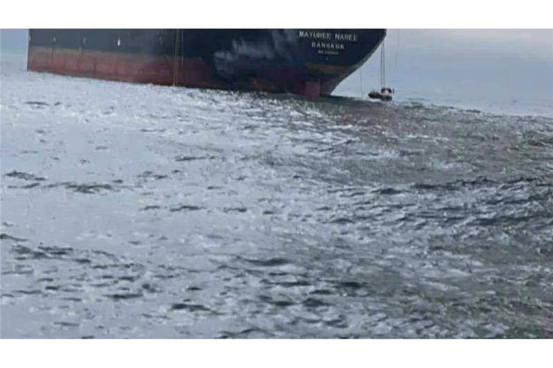 Auf einem thailändischen Schiff ist nach Beschuss ein Feuer ausgebrochen.
