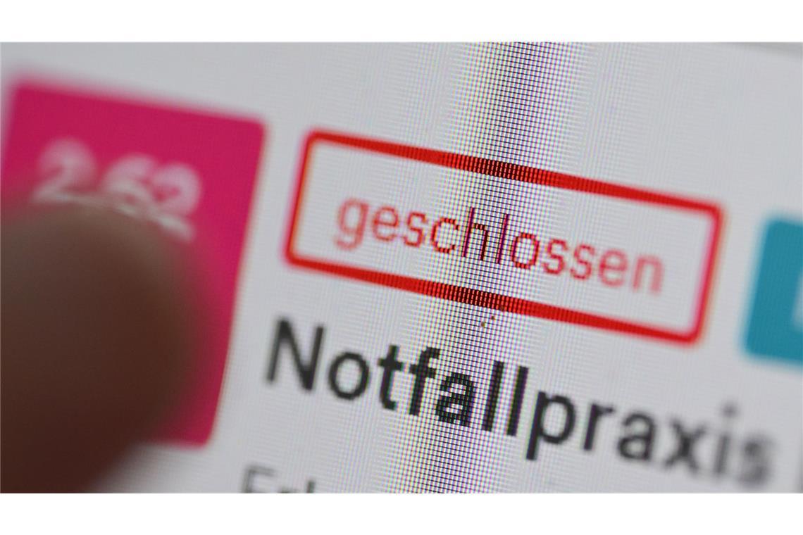 Städte scheitern vor Gericht: Sind die Notfallpraxen im Südwesten noch zu retten? Auf einer Internetseite ist ein Hinweis auf eine geschlossene Notfallpraxis zu lesen.