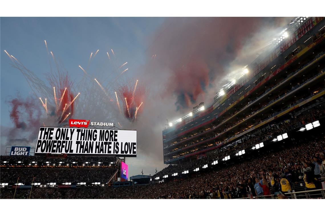 Auf einer Leinwand stand: "Das Einzige, was mächtiger ist als Hass, ist Liebe."