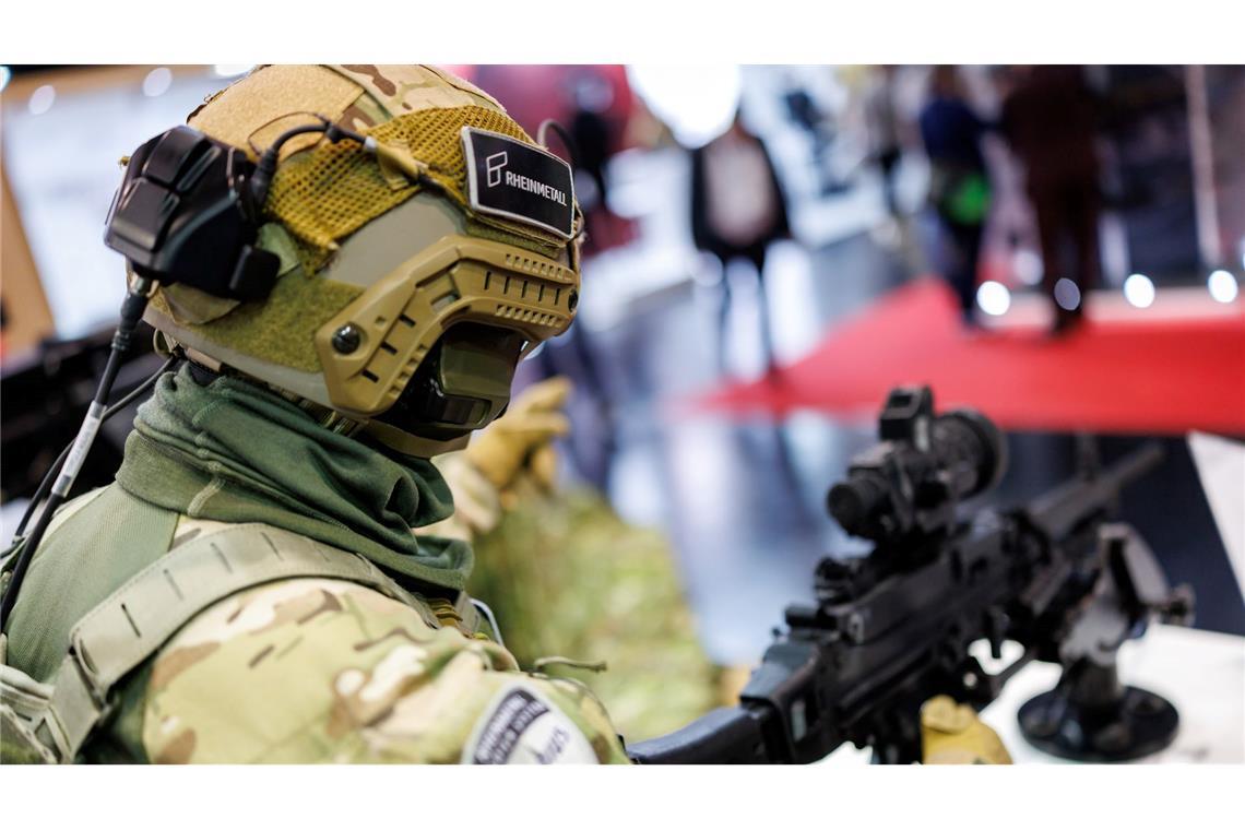 Rheinmetall-Aktie kostet zehnmal mehr als vor Ukraine-Krieg Auf einer Messe wird eine Puppe ausgestellt, die die Rheinmetall-Gladius-Kampfausrüstung von Rheinmetall trägt.