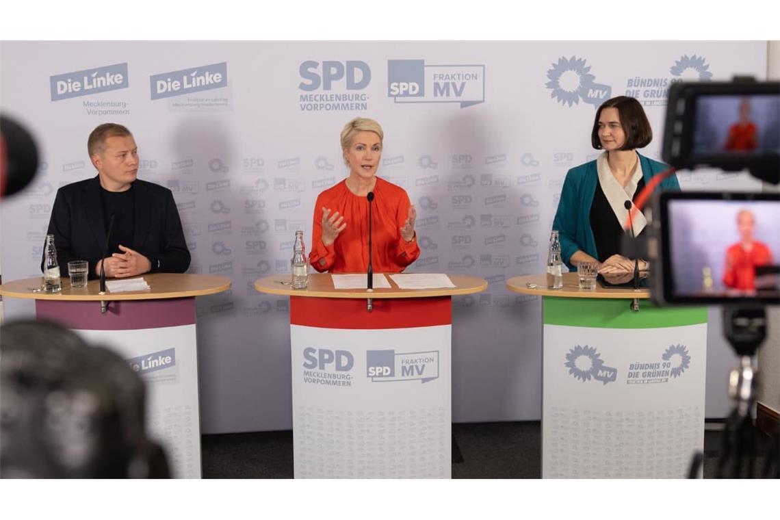 Auf einer Pressekonferenz zu den Koalitionsverhandlungen von SPD, Grünen und Linken im Schweriner Schloss spricht Ministerpräsidentin Manuela Schwesig (SPD, M) neben Claudia Müller (Grüne) und Linken-Landeschef Hennis Herbst.