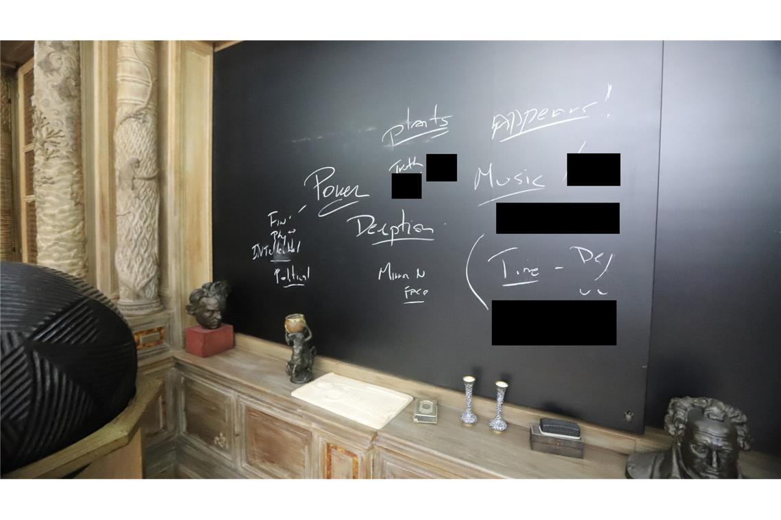 Auf einer Tafel sind die handgeschriebenen Worte "Macht", "Täuschung" und "Wahrheit" zu lesen.