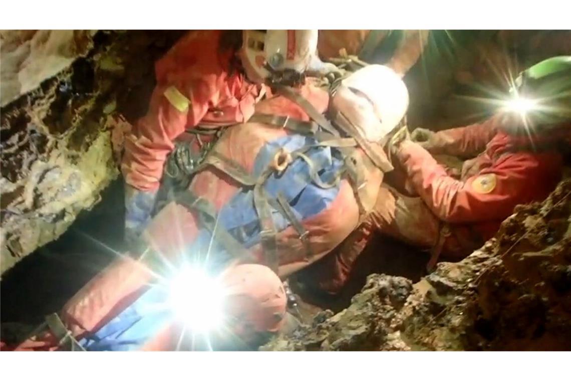 Höhlenforscherin in Italien gerettet Auf einer Trage liegend hieven mehrere Retter die verunglückte Höhlenforscherin Ottavia Piana durch Gänge der Höhle.