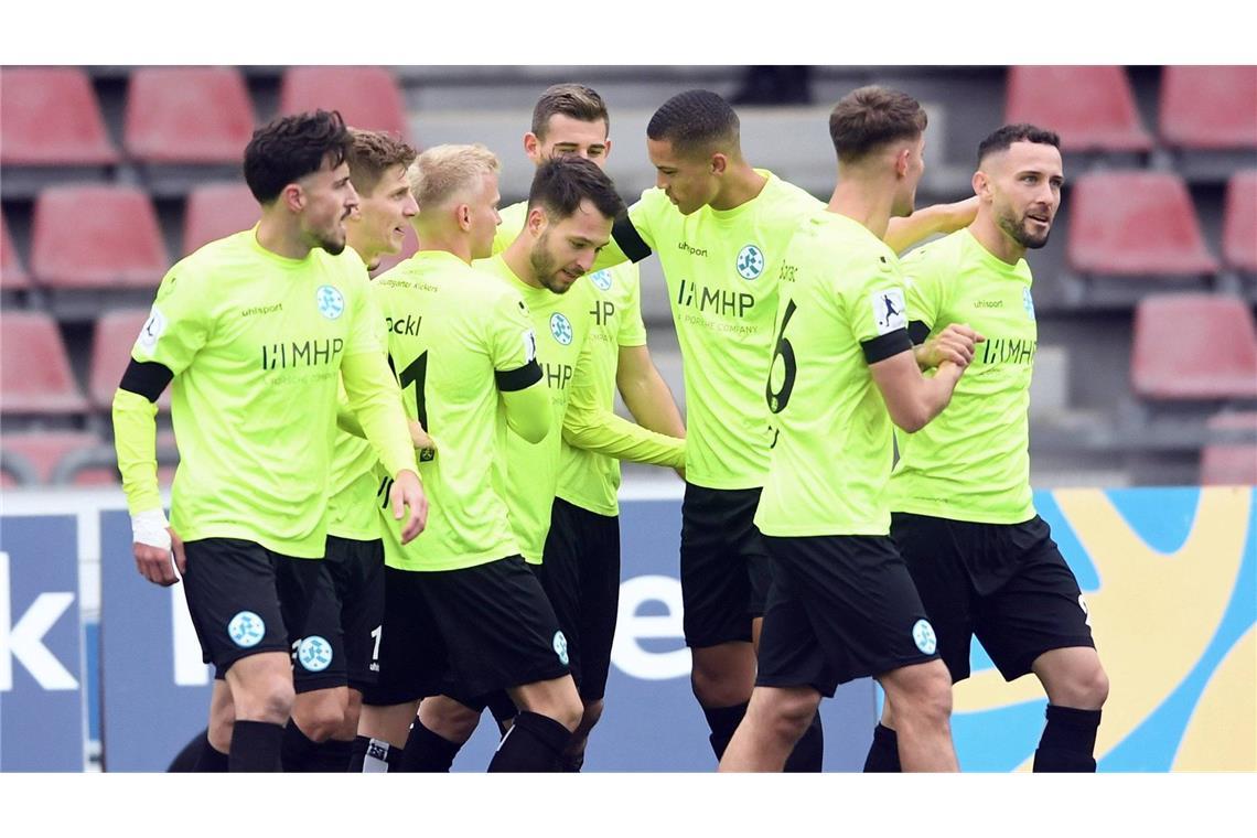 Kickers gewinnen auswärts mit 3:1 Auf Erfolgskurs: Die Stuttgarter Kickers dürfen auch in Kassel jubeln.