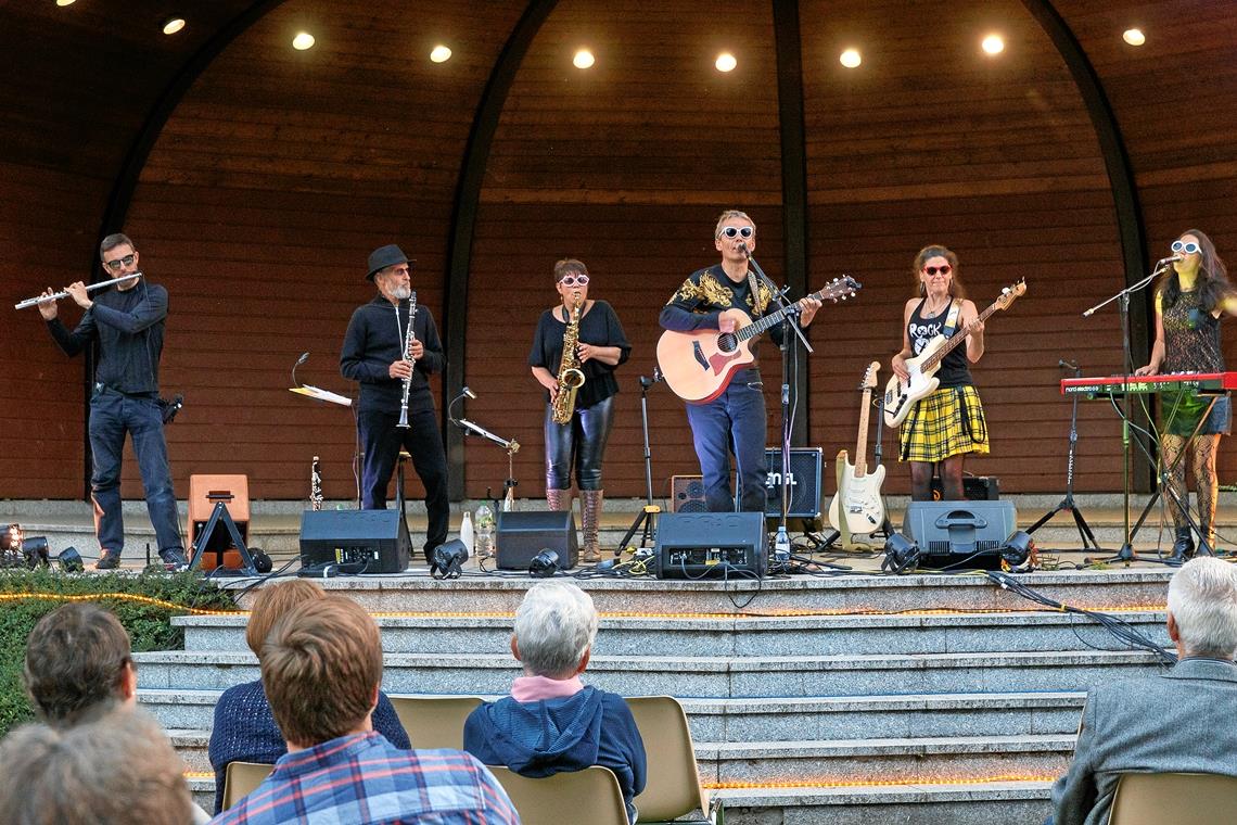 Traditionelle Liedkunst im neuen Gewand Auf Französisch, Englisch und Spanisch unterhielten die Manny Modern Troubadours das Publikum im Murrhardter Stadtpark. Foto: J. Fiedler