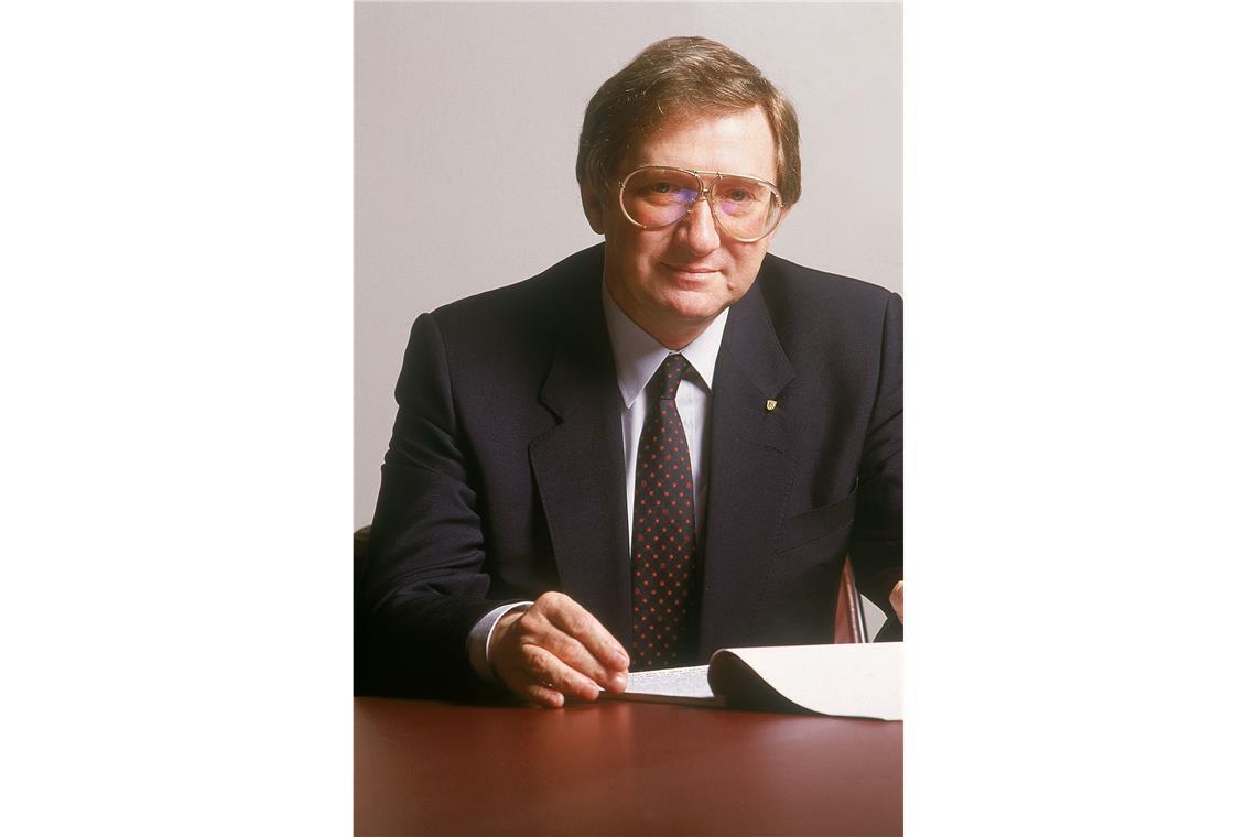 Auf Fuhrmann folgt 1981 der Deutsch-Amerikaner Peter Werner  Schutz. Er übernimmt in schwieriger Zeit: 1980 hat Porsche erstmals Verluste gemacht. Schon nach drei Wochen im neuen Amt trifft  Schutz eine weitreichende Entscheidung. Er revidiert den Beschluss,   das Modell 911 einzustellen. Bis heute kommt es in immer neuen Auflagen auf den Markt.  Schutz bleibt  bis Ende 1987.